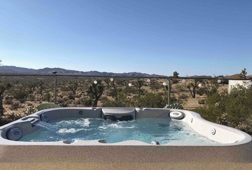 Desert oasis - Hot tub and view