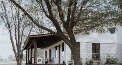 Country Retreat near Dallas: fishing, firepit, fireplace, fall dates available