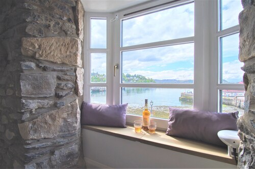 Beautifully presented and very spacious one-bedroom apartment in the heart of Oban