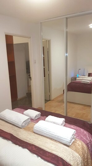 1 habitación, tabla de planchar con plancha y wifi