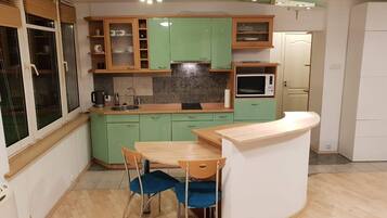 Fridge, microwave, stovetop, dishwasher