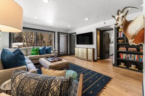 Een televisie en een open haard