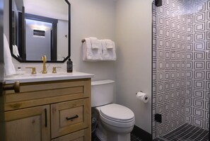 Ensemble douche/baignoire, sĂšche-cheveux, serviettes fournies