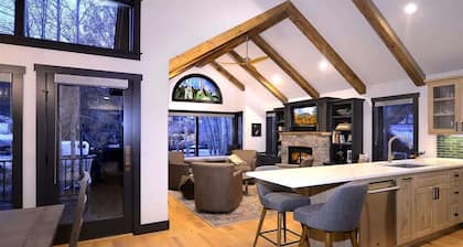 Maison de luxe de 3 chambres à droite sur Coal Creek. Seulement 1 pâté de maisons sur Elk Avenue!