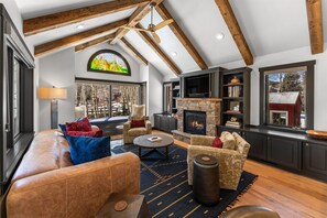 Een televisie en een open haard