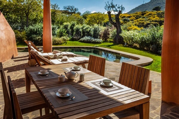 تناول الطعام بالخارج