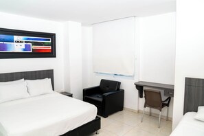 Family Triple Room | Desk, laptop workspace, iron/ironing board, free WiFi - Hotel Viña Del Mar (Santa Marta)