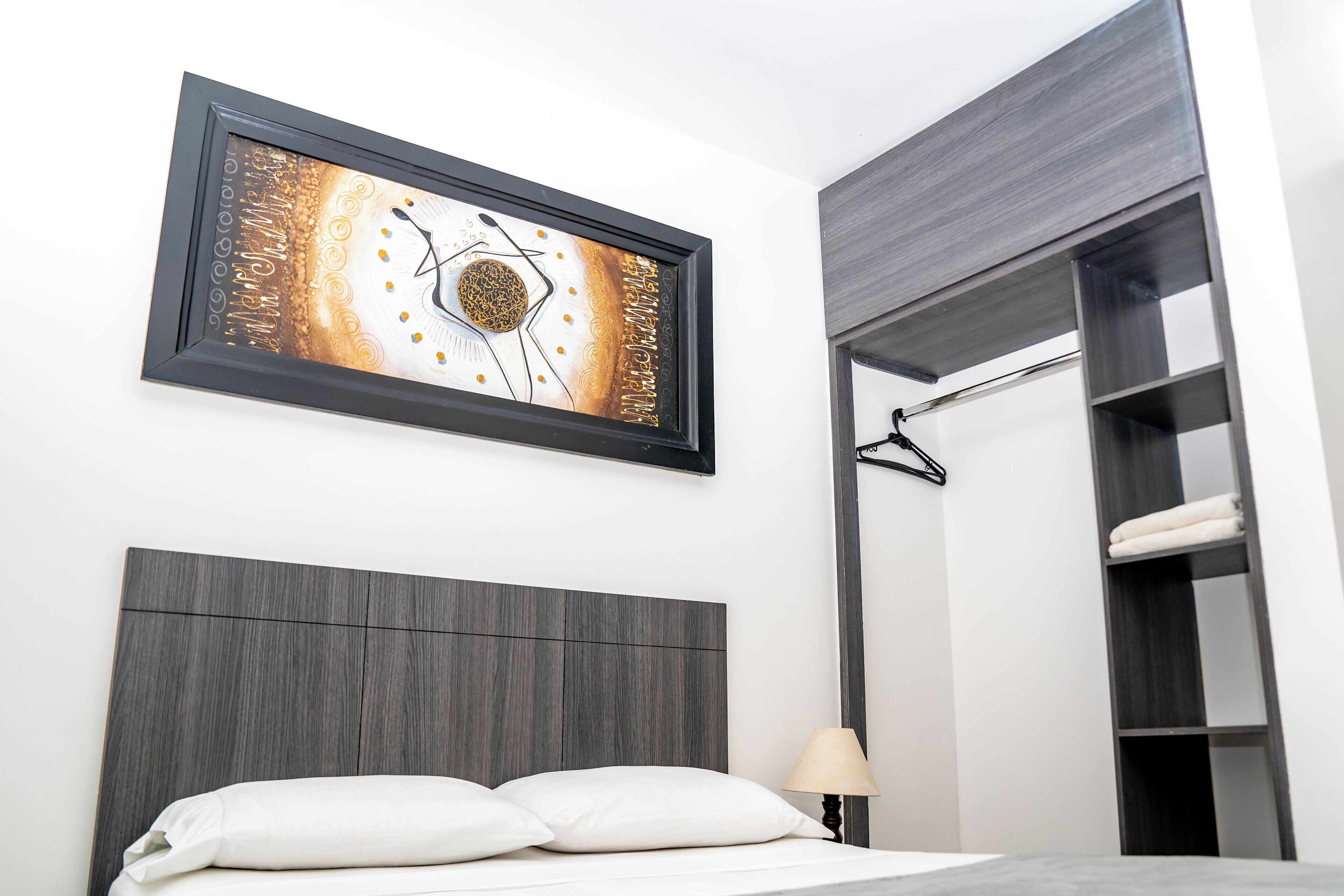 Escritorio y espacio para trabajar con laptop 