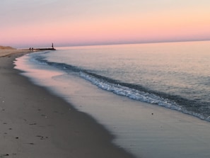 Playa en los alrededores, camastros y toallas de playa