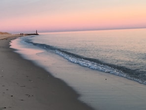 Perto da praia, espreguiçadeiras, toalhas de praia 