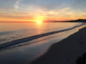 Beach nearby, sun-loungers, beach towels