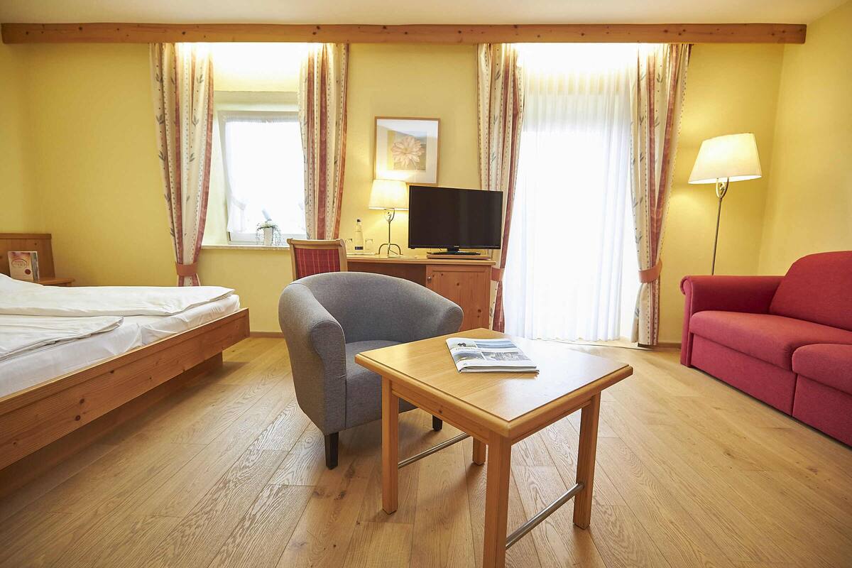 Deluxe Double Room, Balcony | Hypo-allergenic bedding available, iron/ironing board (on request)