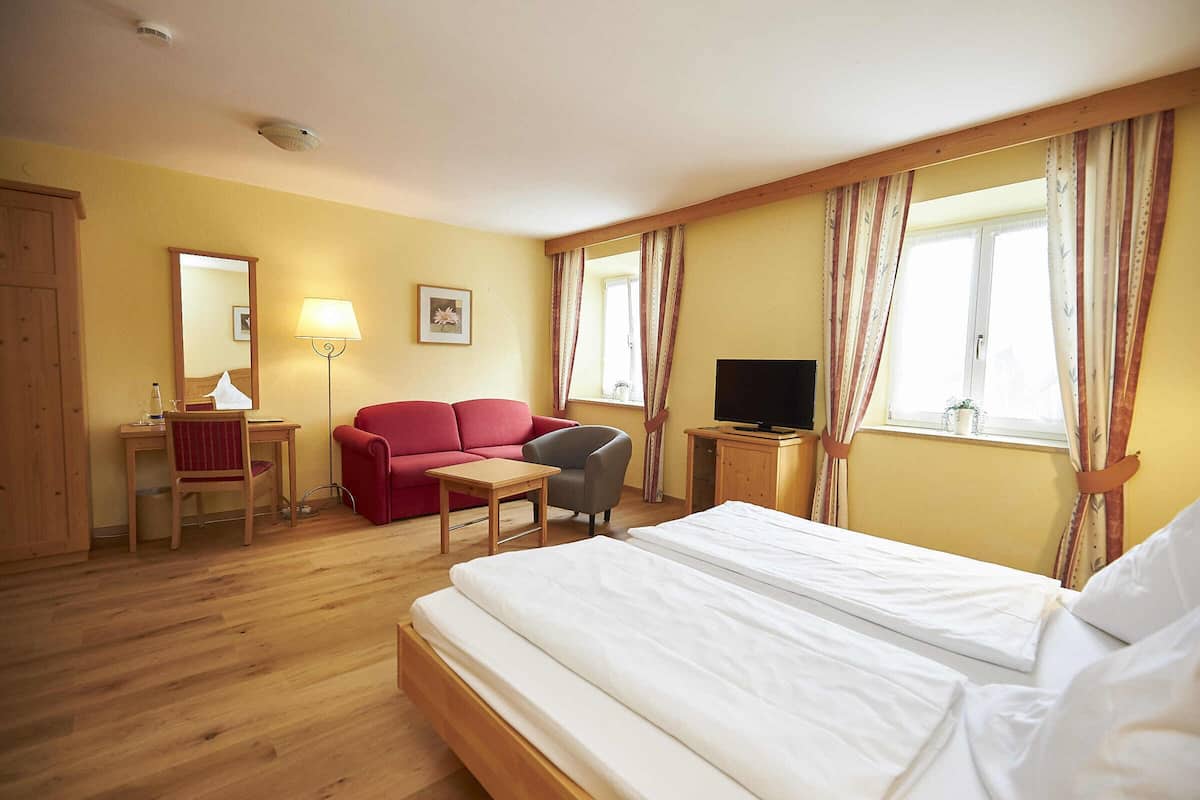 Comfort Double Room | Hypo-allergenic bedding available, iron/ironing board (on request)
