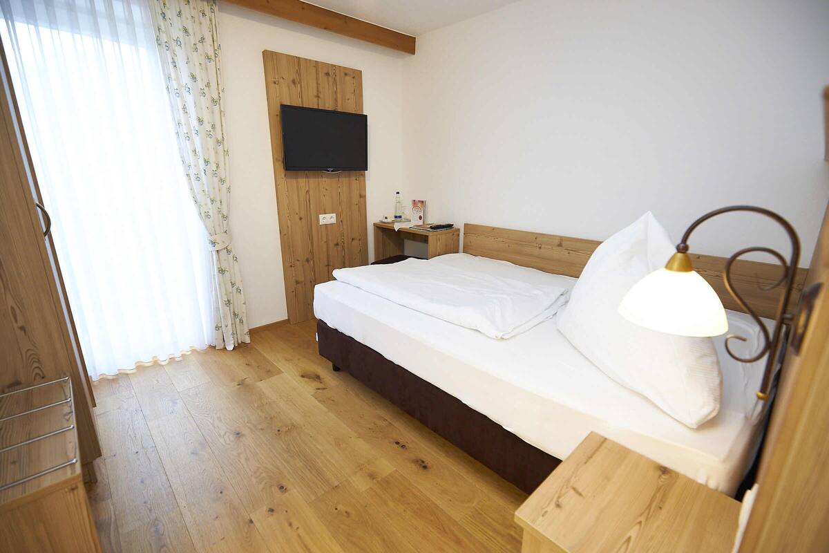 Comfort Single Room | Hypo-allergenic bedding available, iron/ironing board (on request)