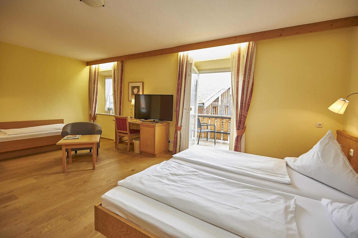 Triple Room, Balcony | Hypo-allergenic bedding available, iron/ironing board (on request)