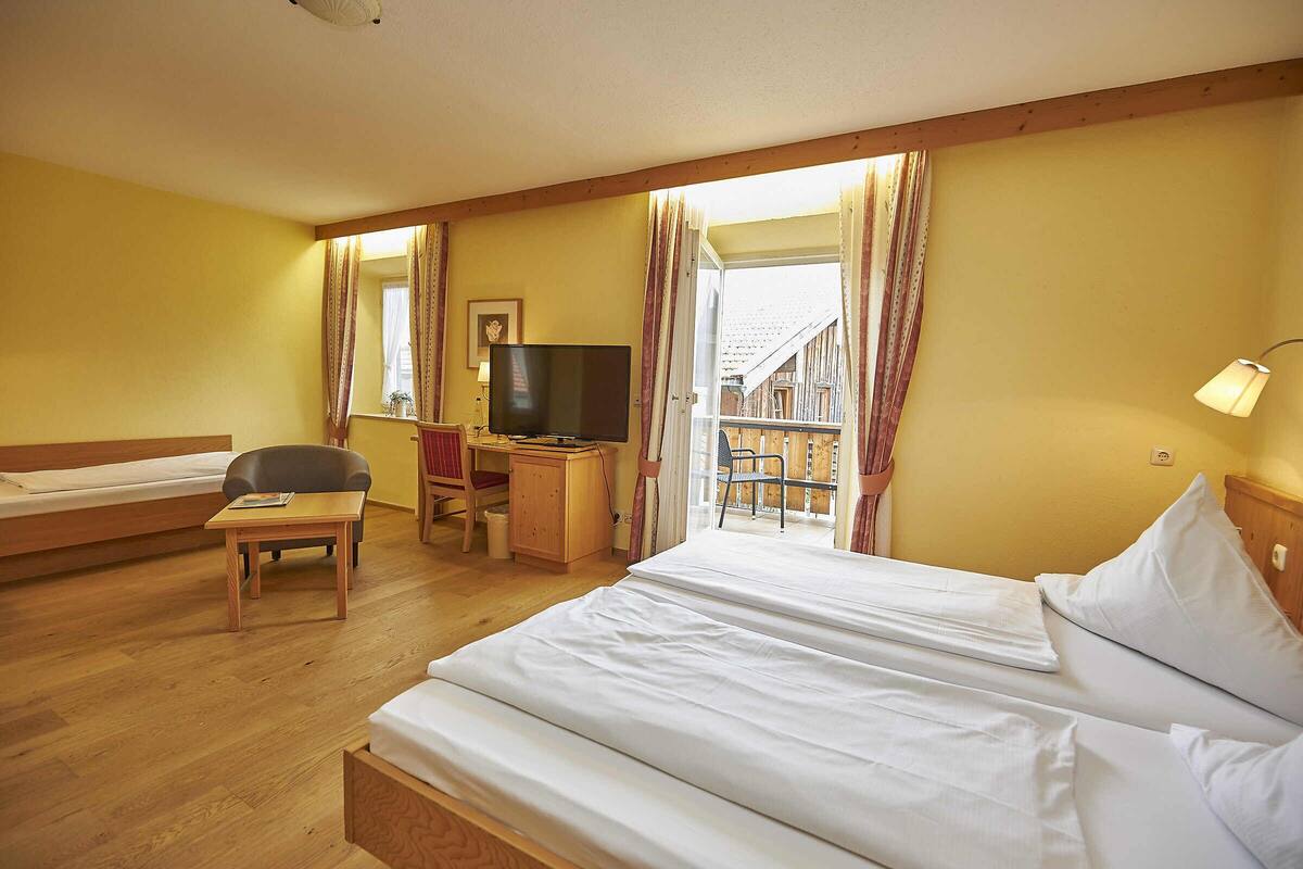 Triple Room, Balcony | 2 bedrooms, hypo-allergenic bedding, individually decorated
