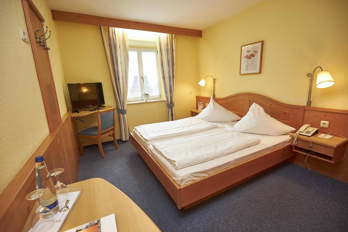 Family Room (STANDARD) | Hypo-allergenic bedding available, iron/ironing board (on request)