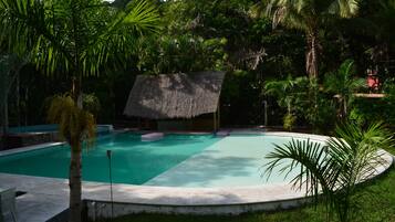 Alberca al aire libre y camas balinesas gratuitas