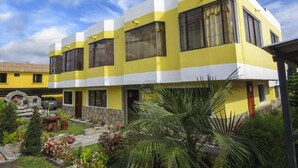 Vista frontal de la propiedad