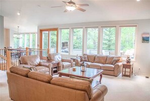 House, Multiple Beds, Hot Tub, River View | Living room