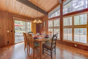 House, Multiple Beds, Hot Tub | Private kitchen | Fridge, microwave, stovetop, dishwasher - Quail Lane 11 (Bend)