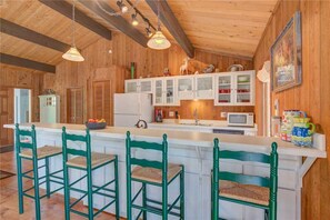 House, Multiple Beds, Hot Tub | Private kitchen | Fridge, microwave, stovetop, dishwasher - Quail Lane 11 (Bend)