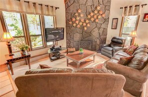 House, Multiple Beds, Hot Tub | Living room