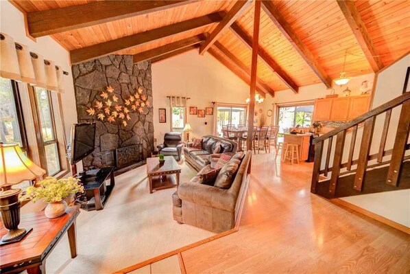 House, Multiple Beds, Hot Tub | Living room