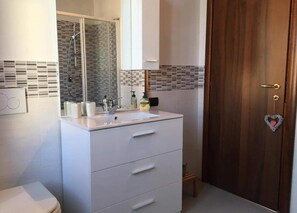 Shower, rainfall showerhead, free toiletries, hair dryer