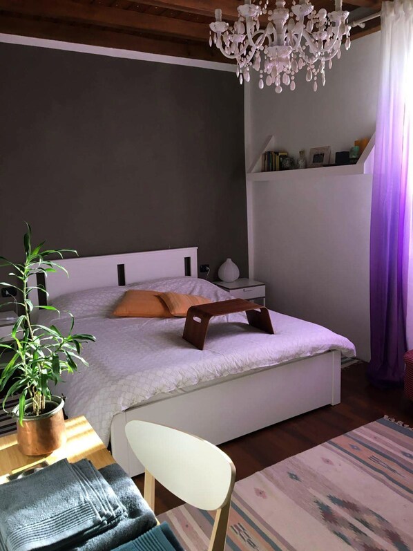 Double Room, Shared Bathroom (2)