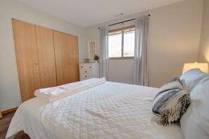 2 bedrooms, iron/ironing board, WiFi, bed sheets