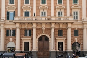 Exterior - FULL CENTRAL APARTMENT up to 8 beds Dream of an era (Roma)
