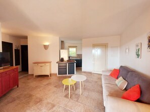 Fernseher, DVD-Player, Tischfußball, Tischtennisplatte