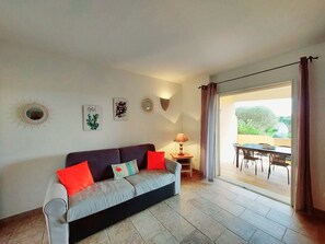 Fernseher, DVD-Player, Tischfu�ßball, Tischtennisplatte