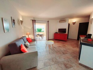 Fernseher, DVD-Player, Tischfußball, Tischtennisplatte