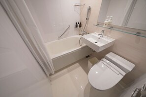 Suihkun ja ammeen yhdistelmä, ilmaiset hygieniatuotteet, hiustenkuivaaja