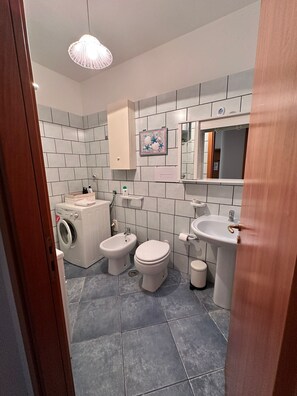 Set di cortesia gratuito, asciugacapelli, bidet, asciugamani