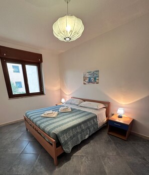 2 bedrooms, desk, iron/ironing board, travel crib