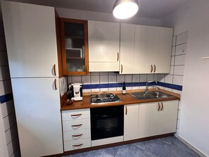 Fridge, oven, stovetop, coffee/tea maker