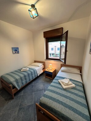 2 camere, una scrivania, ferro/asse da stiro, culla da viaggio