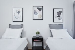 2 quartos, escrivaninha, ferros/tábuas de passar roupa