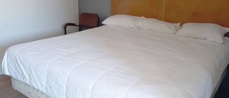 Room, 1 King Bed, Non Smoking | Desk, free WiFi, bed sheets