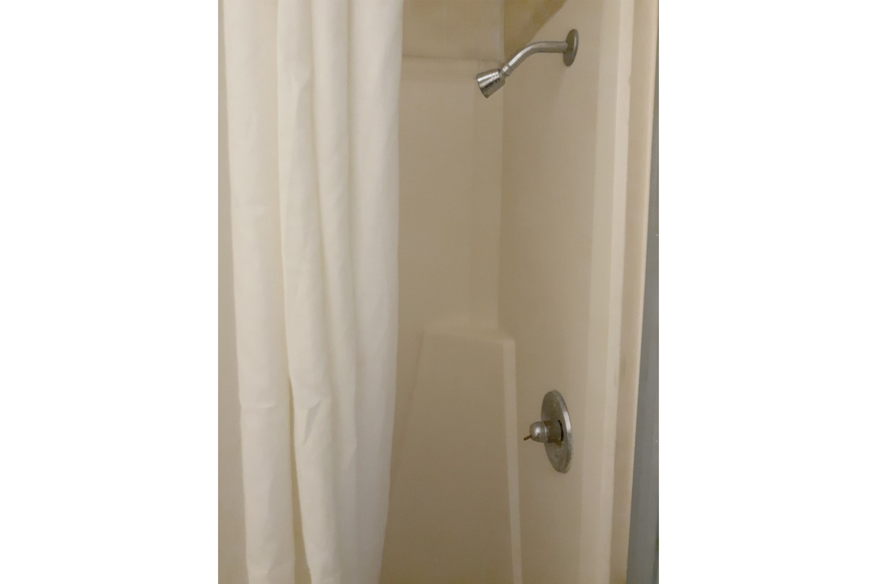 Zimmer, 2 Doppelbetten, Nichtraucher | Dusche im Bad