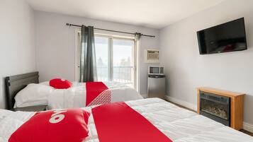 Habitación, 2 camas matrimoniales | Escritorio, wifi gratis y ropa de cama