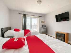 Phòng, 2 giường đôi | Bàn, truy cập Internet không dây miễn phí, bộ trải giường 