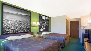 Ein Hotelzimmer mit zwei Betten, einem großen, an der Wand befestigten Bild von einem Wasserfall und einem Fernseher auf einem Holzboden.