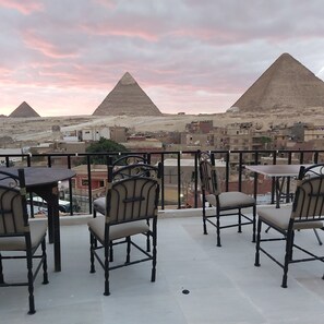 Outdoor dining - Golden pyramids inn  bed&breakfast (Giza)