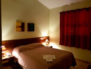 Minibar, Schreibtisch, Bügeleisen/Bügelbrett, kostenlose Babybetten