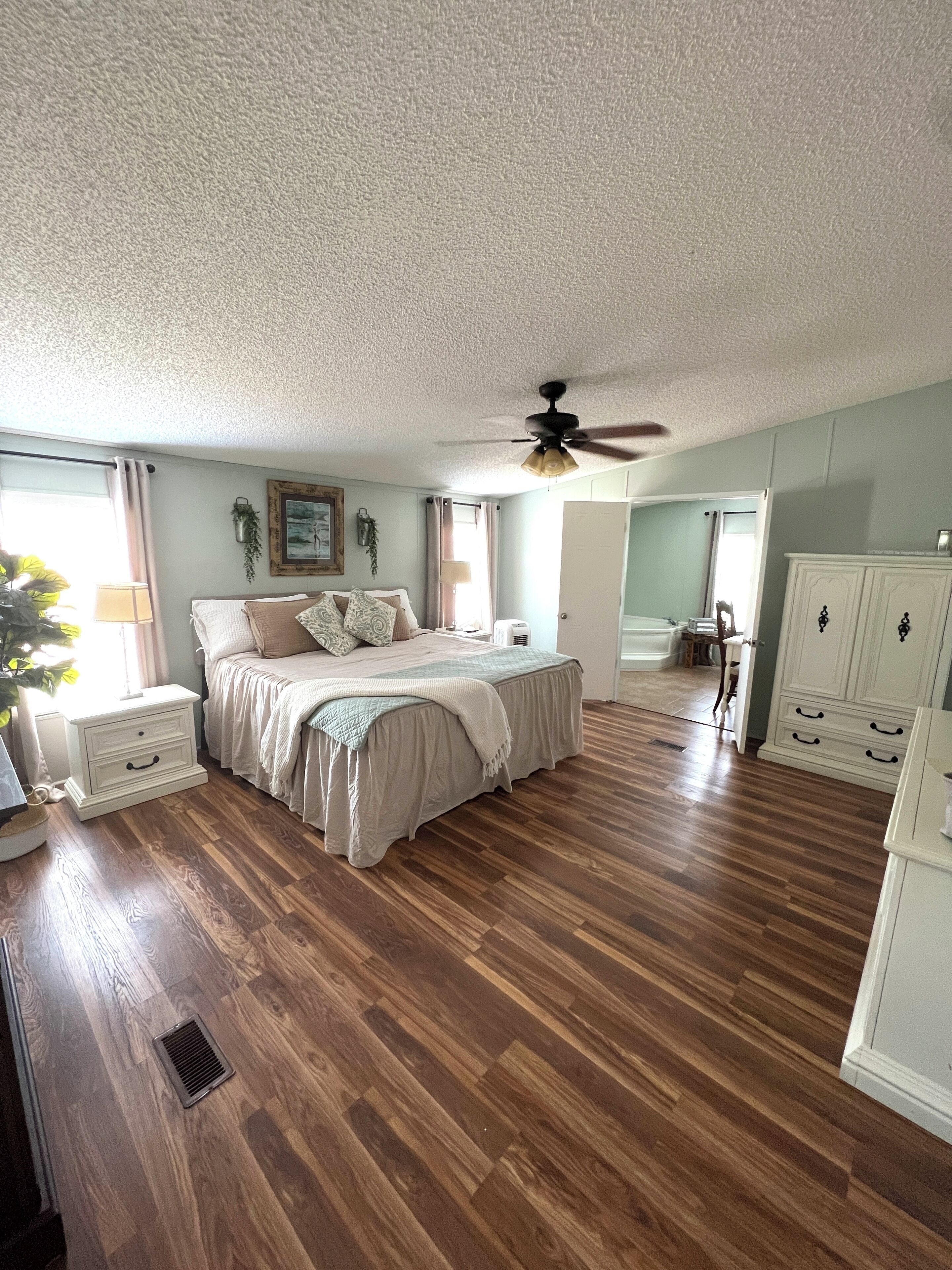 5 habitaciones, tabla de planchar con plancha y cuna de viaje 