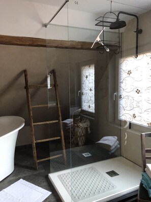2 habitaciones, tabla de planchar con plancha y cuna de viaje 